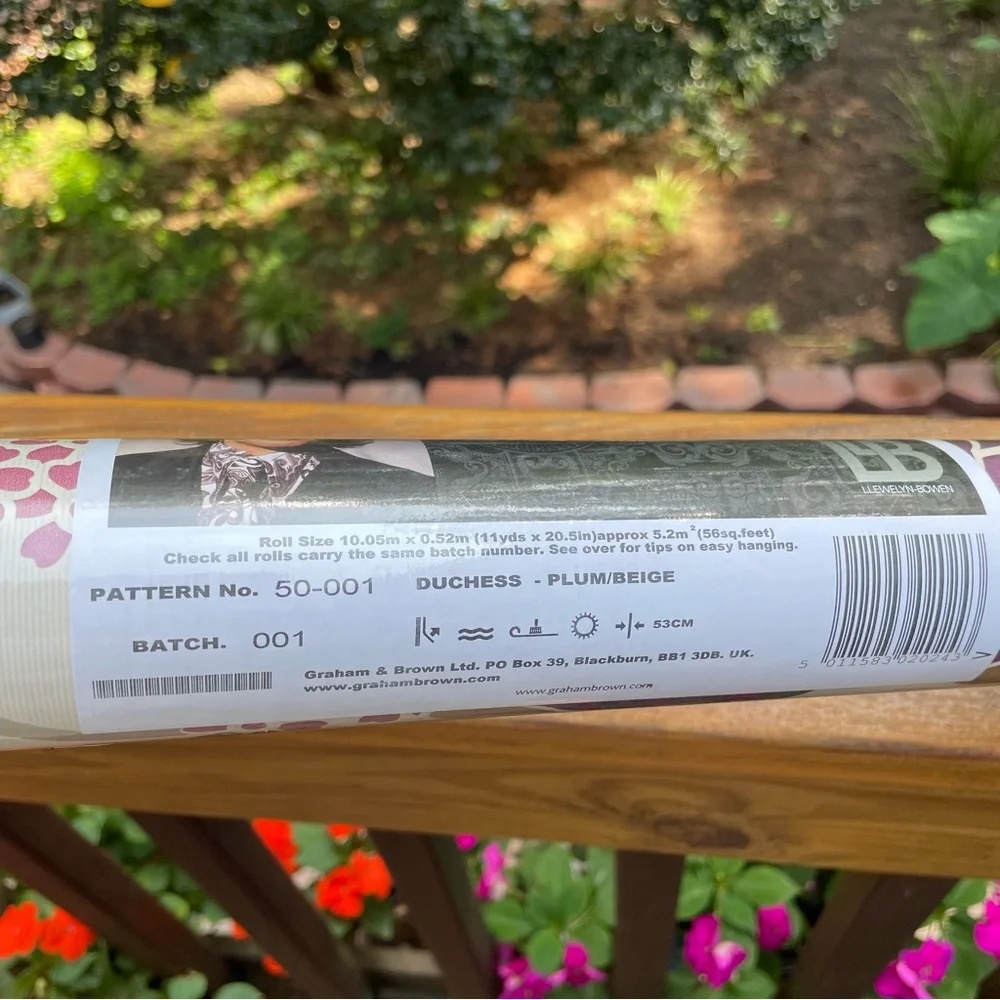 Laurence Llewelyn-Bowen Duchess Wallpaper - DUCHESS ~ PLUM/BBEIGE - 1 Roll